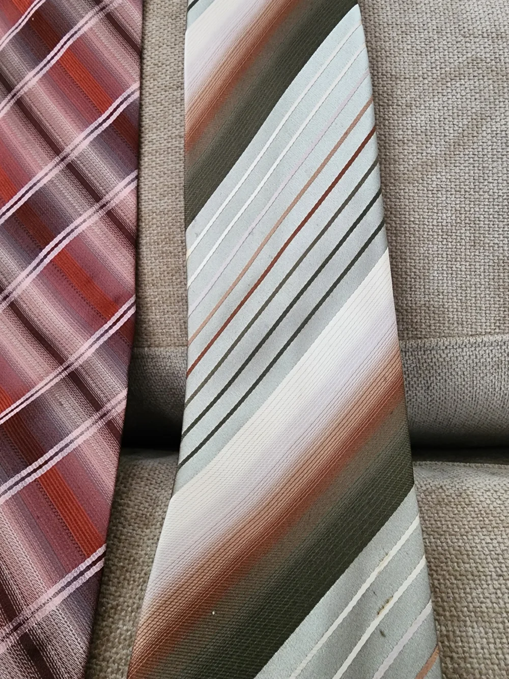 Kenneth Cole Reaction Men's Red Plaid Tie - Classic Stripe Design